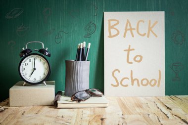 kahverengi kağıt üzerinde eğitim kavramının okuluna geri dön