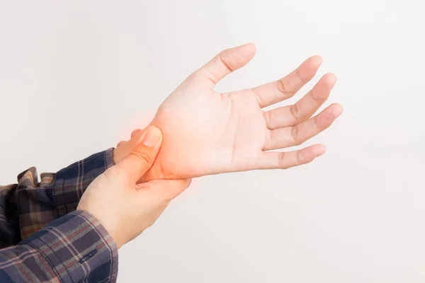Mujer manos dolor sobre fondo blanco, concepto de síndrome de oficina —  Fotos de Stock