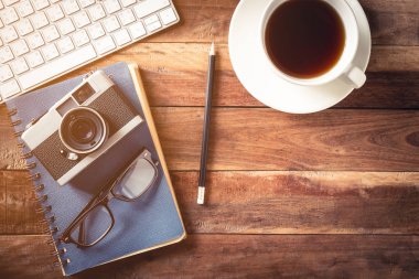 kamera gözlük ve eski ahşap zemin üzerine çay fincanı