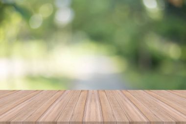 Doğal arka plan, ürün düzenleme için boş alan ile boş ahşap masa