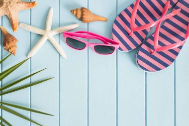 Güneş gözlüğü ve sandal ahşap zemin, yaz kavramı üzerinde