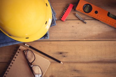 Eski ahşap masa üzerinde inşaat ekipmanları