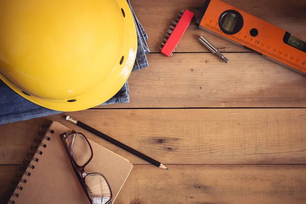 Eski ahşap masa üzerinde inşaat ekipmanları