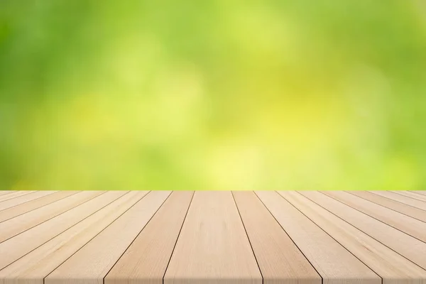 Doğa yeşil üzerinde ahşap masa üstü arka plan bulanık