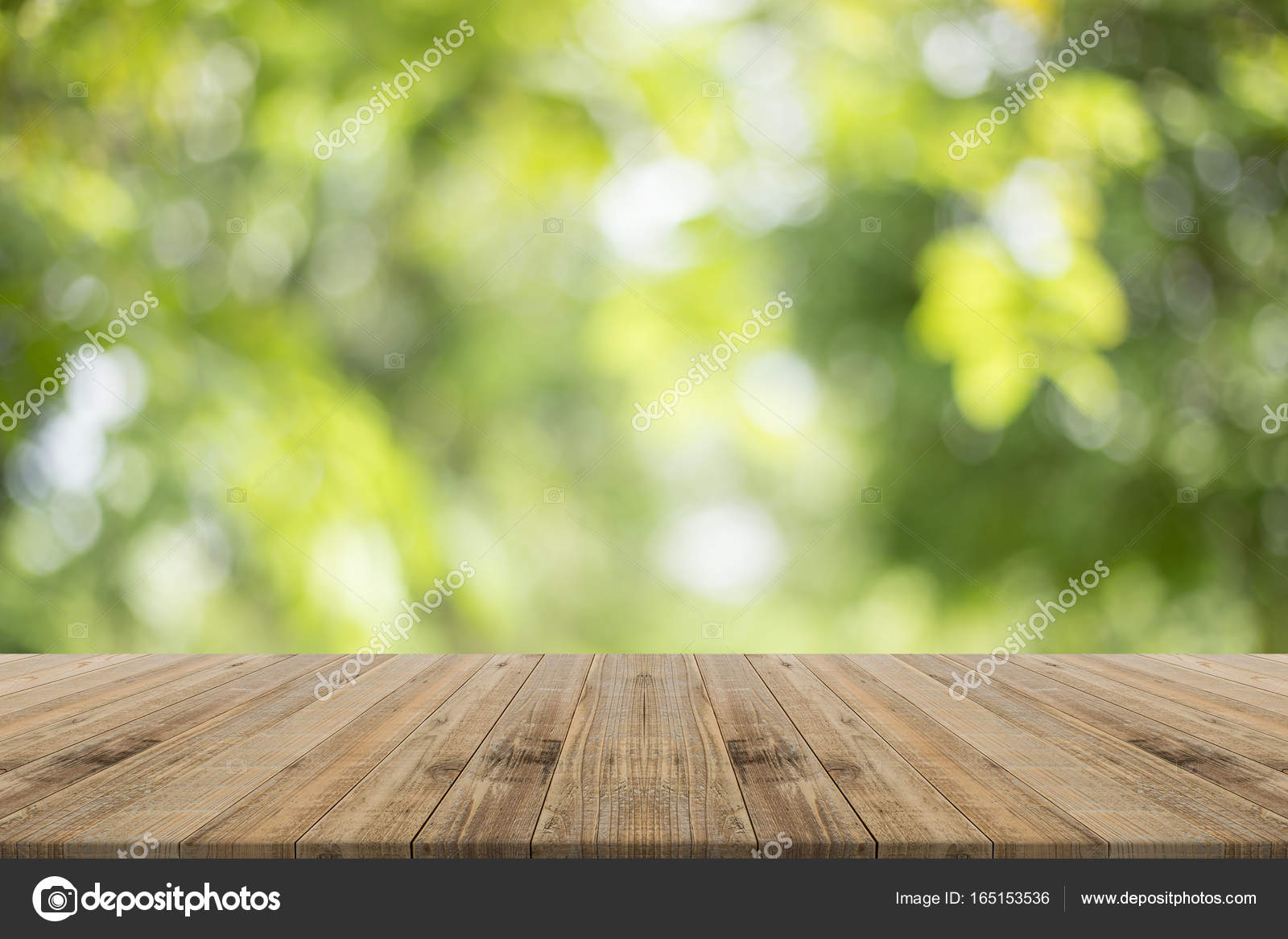 Mesa de madera sobre fondo borroso verde naturaleza: fotografía de