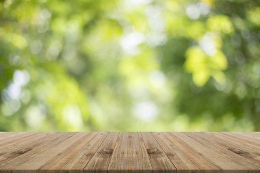 Doğa yeşil üzerinde ahşap masa üstü arka plan bulanık
