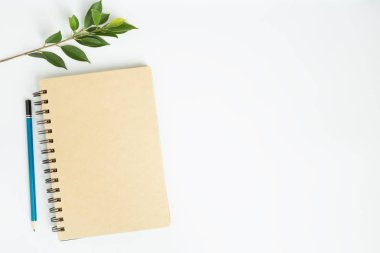 Ofis Masası not defteri en iyi Oda, düz beyaz arka plan üzerinde yatıyordu 