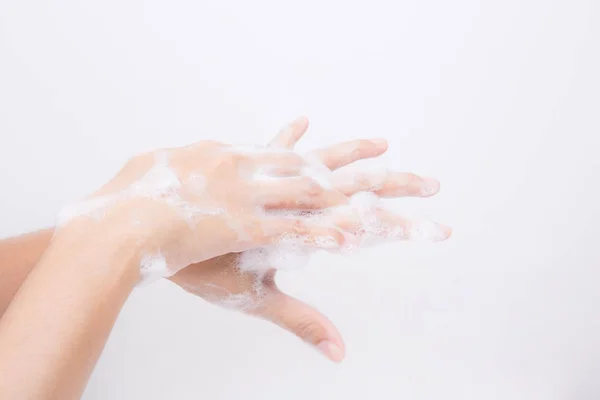 Las manos de la chica asiática se lavan con pompas de jabón — Foto de Stock