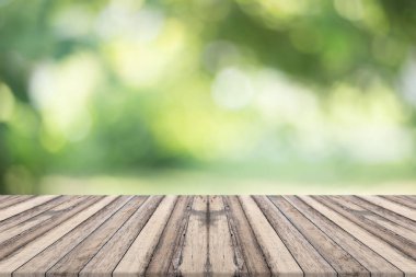 Doğa yeşil üzerinde ahşap masa üstü arka plan bulanık