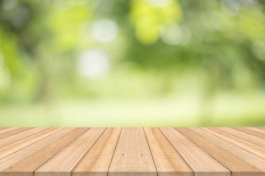 Doğa yeşil üzerinde ahşap masa üstü arka plan bulanık