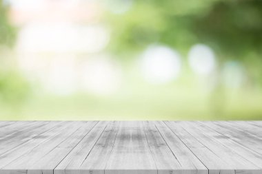 Doğa yeşil üzerinde boş Beyaz ahşap masa üstü arka plan bulanık