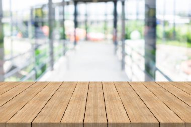 Boş ahşap masa üstü vasıl geçit, dis için boşluk bulanıklık geçmiş Tarih
