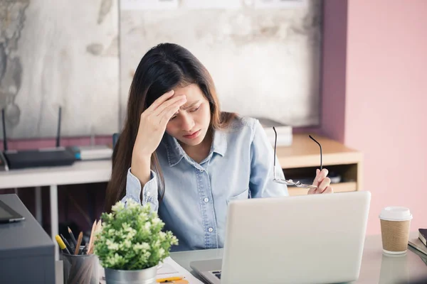Young business people are suffering from headaches — Stock Photo, Image