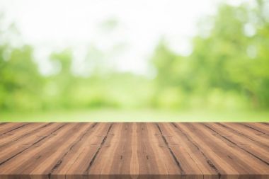 Doğa yeşil üzerinde ahşap masa üstü arka plan bulanık