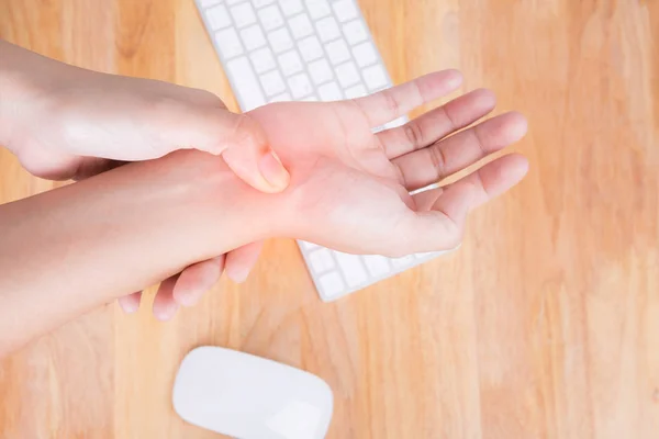 Mulher asiática massageando mão dolorosa, conceito de síndrome de escritório — Fotografia de Stock