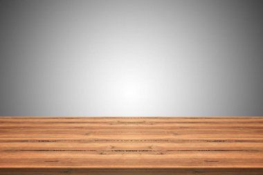 Boş teak ahşap masa üstü gri degrade arka plan üzerinde