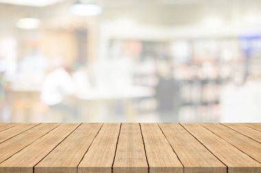 Boş ahşap masa üstü beyaz arka plan bulanık