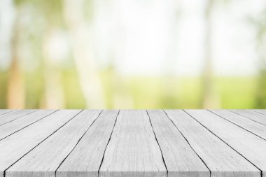 Doğa yeşil üzerinde boş Beyaz ahşap masa üstü arka plan bulanık