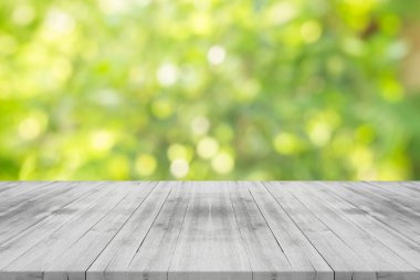 Doğa yeşil üzerinde boş Beyaz ahşap masa üstü arka plan bulanık
