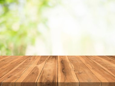 Ahşap masa ürün montajı için bulanık doğa yeşil zemin üzerine top