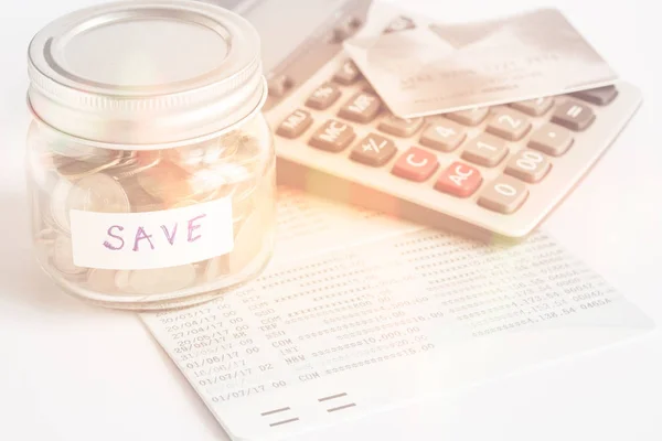 Stock de monedas de Baht tailandés en botella de vidrio, libreta y calculadora — Foto de Stock