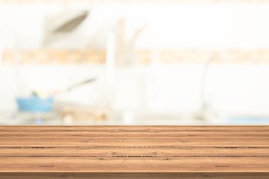 Boş masa üstü mutfak oda arka plan bulanık üzerinde