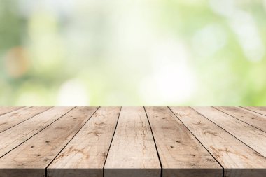 Ahşap masa ürün montajı için bulanık doğa yeşil zemin üzerine top