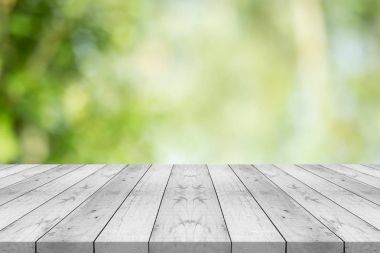 Doğa yeşil üzerinde boş Beyaz ahşap masa üstü arka plan bulanık