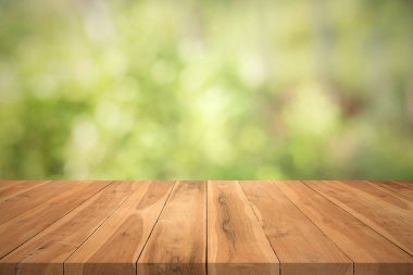 Ahşap masa ürün montajı için bulanık doğa yeşil zemin üzerine top