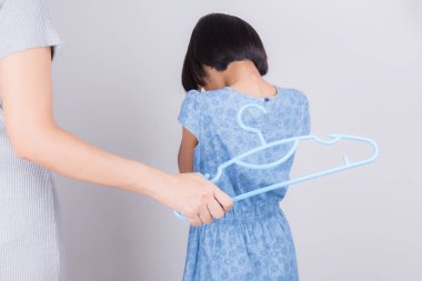 Anne kızı bir askı ile vurarak cezalandırıyor. Aile içi şiddet kavramı