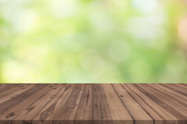 Ahşap masa ürün montajı için bulanık doğa yeşil zemin üzerine top