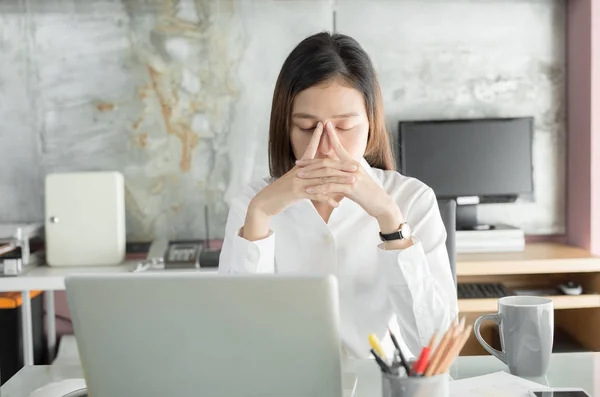 Young business people are suffering from headaches — Stock Photo, Image