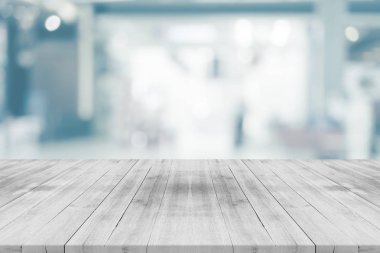 Boş beyaz masa üstü alışveriş arka plan bulanık üzerinde