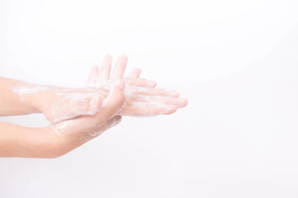 Asiático chica manos son lavado con jabón burbujas en blanco fondo — Foto de Stock