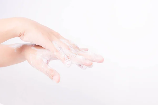Asiático chica manos son lavado con jabón burbujas en blanco fondo — Foto de Stock