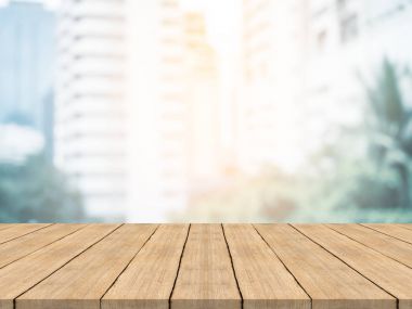 Boş ahşap masa üstü arka plan bulanık ofis binası, üzerinde