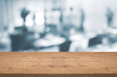 Boş beyaz masa üstü alışveriş arka plan bulanık üzerinde