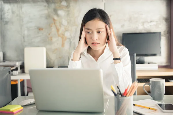 Young business people are suffering from headaches — Stock Photo, Image