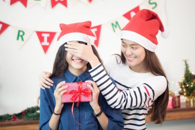 Güzel genç kadın evde kutluyor, kadın bir hediye kutusu, chrismas kavramı kız arkadaşı veriyor