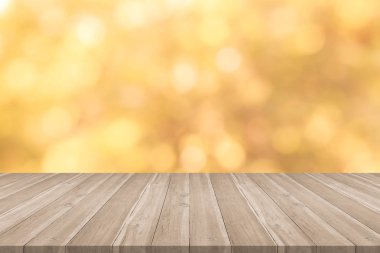 Boş ahşap masa üstü sarı arka plan bulanık üzerinde