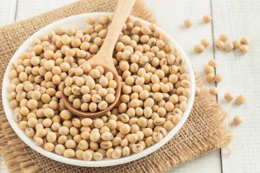 Beyaz ahşap zemin fincan soya ile