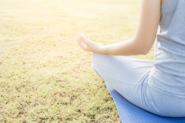 Asyalı kız bahçesinde bulunan sabah ışık yoga yaparken el kadın yapmak yoga kadar yakın