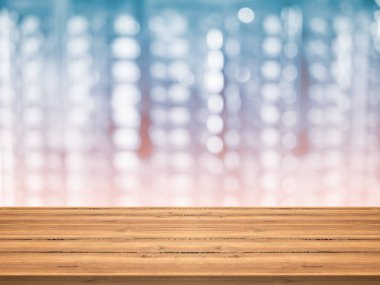 Boş ahşap masa top montajı için bulanık arka plan üzerinde ürün