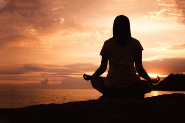 Siluet genç Asyalı kadın pratik yoga poz Beach, Yoga spor ve sağlıklı yaşam konsepti