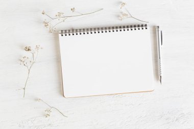 Ofis Masası beyaz arka plan üzerinde düz yatıyordu fotoğrafı