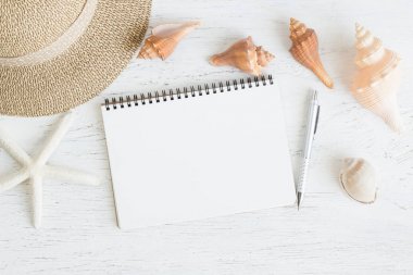 Düz yatıyordu defter ile boş ve yaz tatil Beyaz ahşap için deniz kabuğu