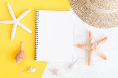 Düz yatıyordu defter ile boş ve beyaz tahta üzerinde sarı kağıda yaz tatil için deniz kabuğu