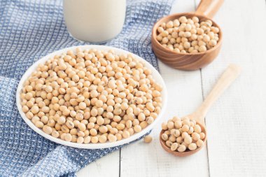 masada ahşap tahta kaşıkla beyaz kase soya fasulyesi