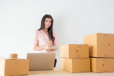 Asyalı kadınlar gülümseyen ve müşteri sipariş kayıt