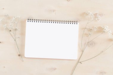 Ahşap masa üstünde boş whtie defter düz yatıyordu fotoğrafı